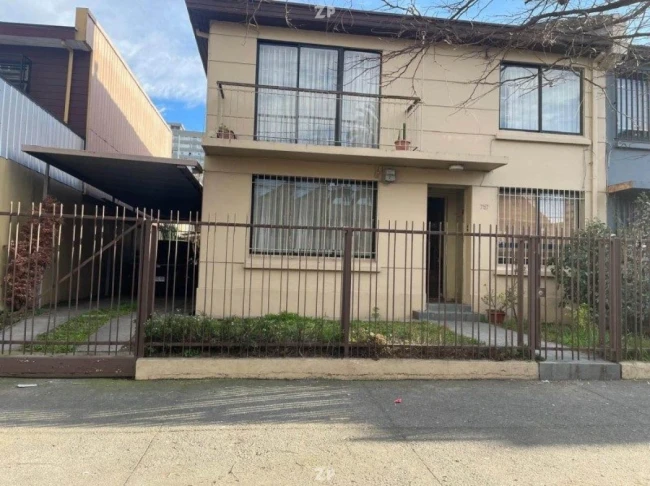 En venta casa de 2 pisos de 128m2 en un terreno de 275m2