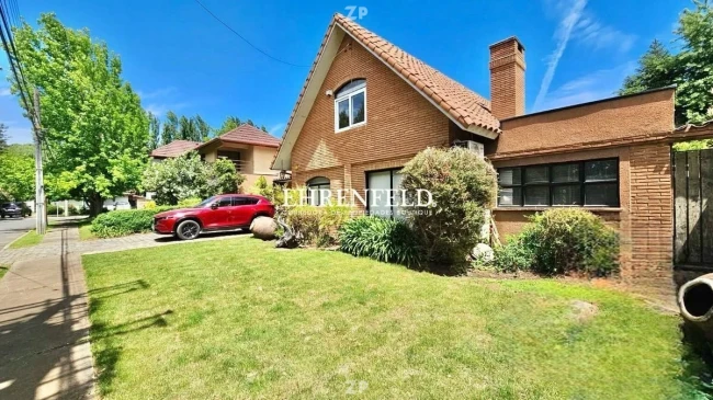 En venta gran casa de 2 pisos, con fachada de ladrillo visto