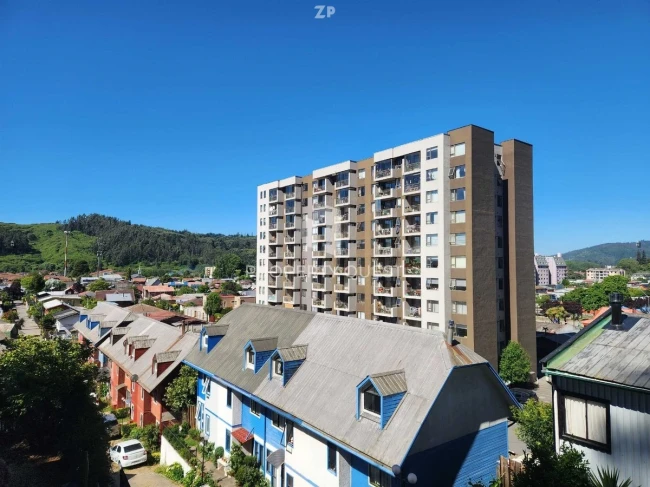 En venta encantadora casa ofrece tres espaciosos dormitorios y dos baños