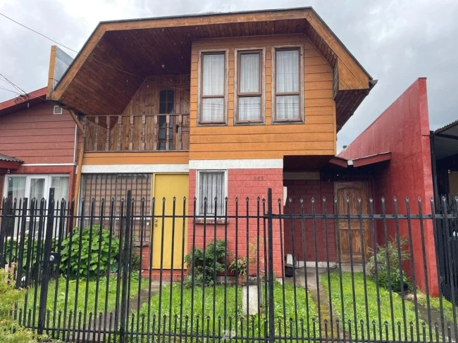 En venta Casa dos pisos en parque rayenco