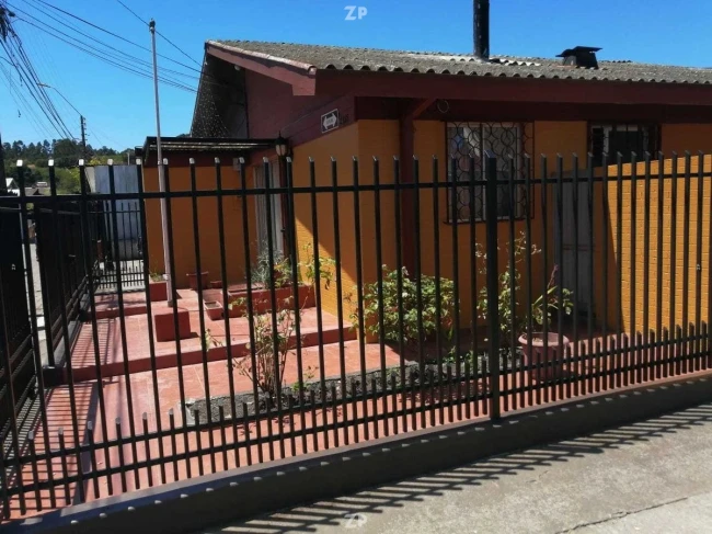 En venta magnífica casa esquina situada al frente de una plaza