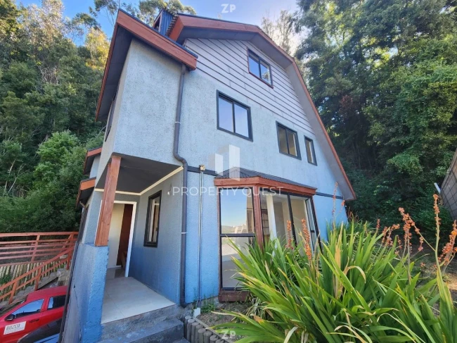 En venta encantadora casa ofrece tres espaciosos dormitorios y dos baños