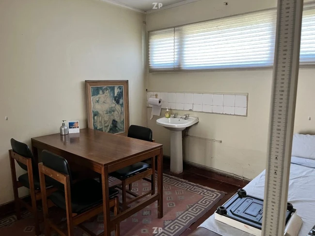 Se vende amplia casa a pasos del Hospital Regional, en Avenida Simpson