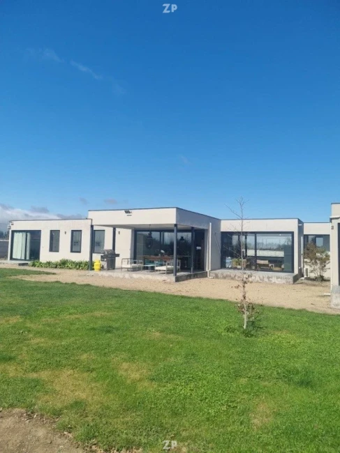 Terreno de 5.000 m con excelente construcción de 280 m