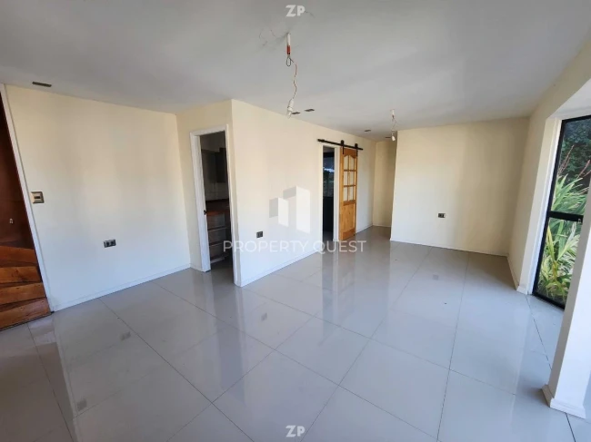 En venta encantadora casa ofrece tres espaciosos dormitorios y dos baños
