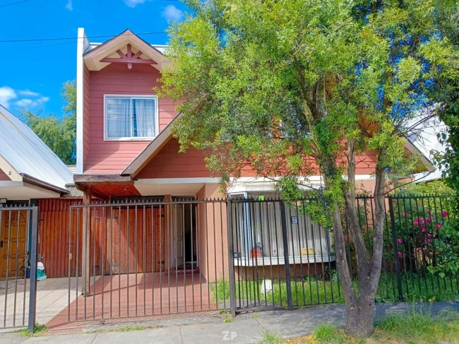En venta Casa habitación de dos pisos, 5 dormitorios, 2 baños