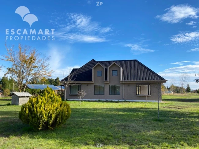 En venta Amplia Casa en Parcela plana de 5.000m2 en Country Santa Eliana,