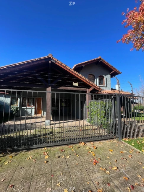 En venta casa de 2 pisos en condominio seguro