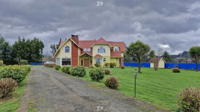 En venta amplia casa de 2 niveles, ubicada en Chamiza, sector Las Canchas