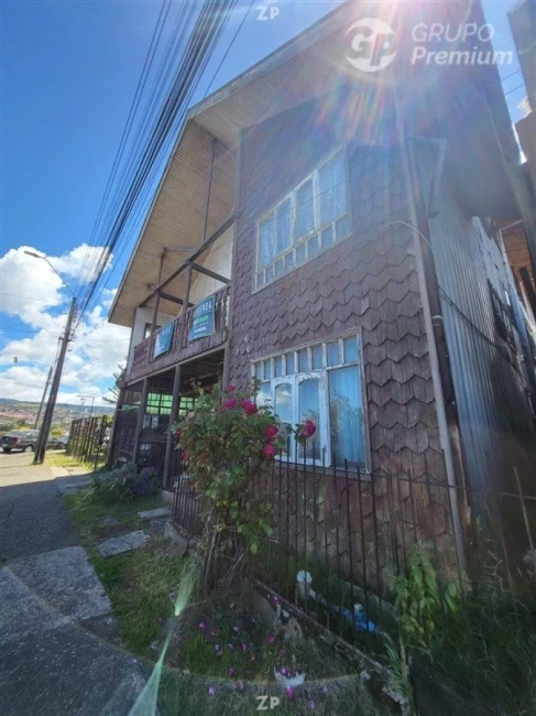 Se vende propiedad de 3 pisos con alto potencial comercial y turístico