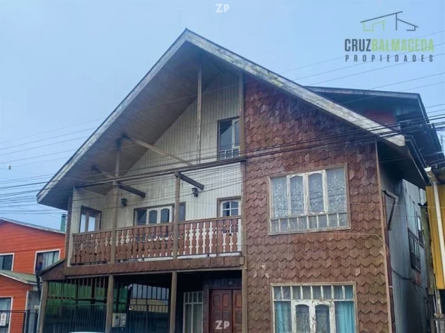 En venta Gran casona con vista a la bahía en segunda línea