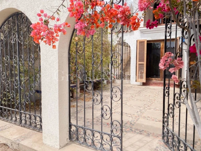 Se arrienda casona estilo colonial para fines comerciales con excelente ubicació