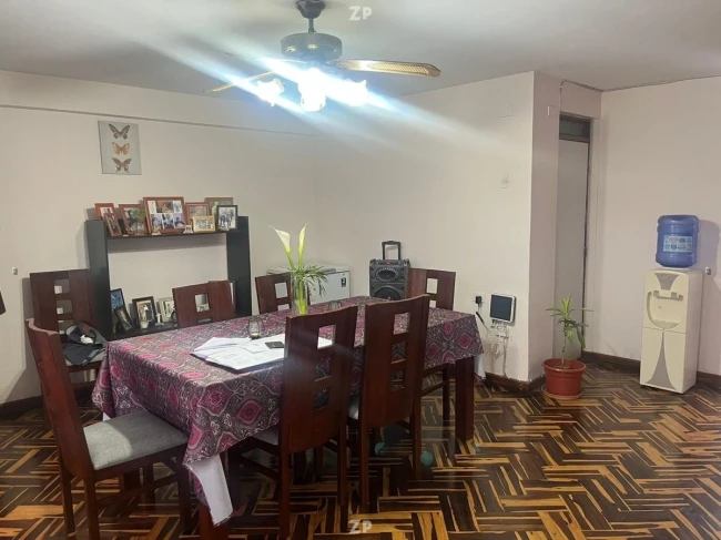 En venta esta sólida y espaciosa casa de dos pisos