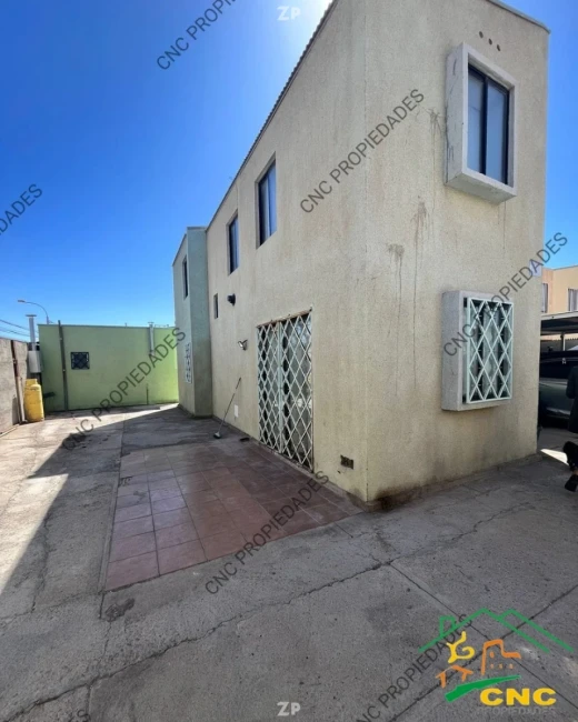 EN VENTA!! Casa de dos pisos grande, en excelente sector de la ciudad.