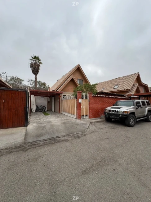 En venta Linda casa de dos pisos en condominio Bosque Azapa