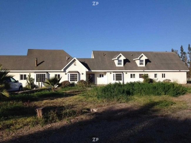 Vendemos linda casa emplazada en una parcela de 1,6 hectáreas