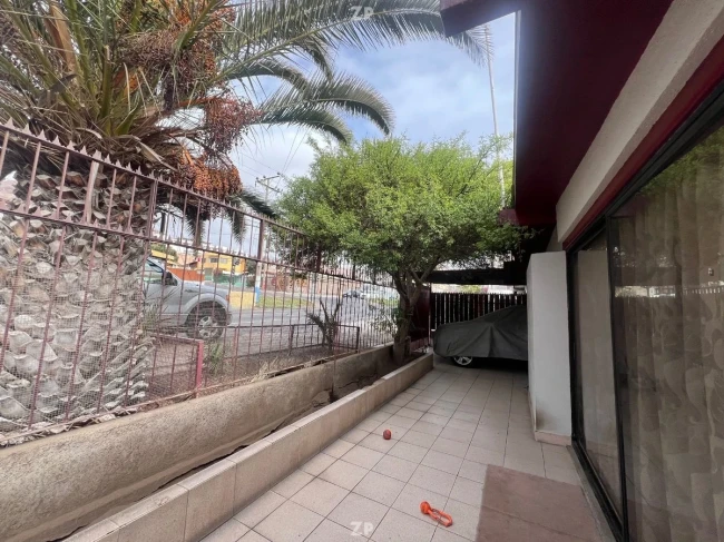 En venta encantadora casa ofrece un oasis privado con un 3 dormitorios amplios