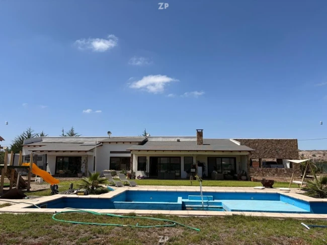 Se Vende Parcela con Casa, Piscina y Estanque con Paisajismo Vallenar