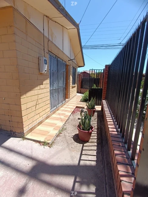 VENDEMOS SIN COMISIÓN!!  La casa está construida totalmente con material sólido