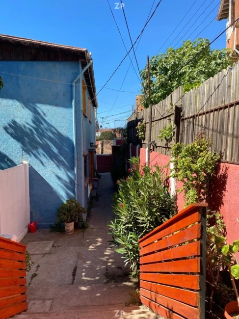 Se vende amplia y cómoda casa en primer piso a pasos de Av Alemania