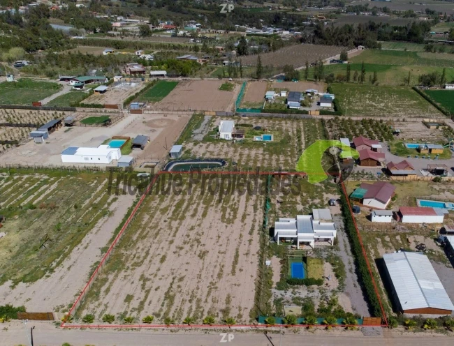 Venta de Parcela con hermosa casa estilo mediterráneo y piscina. Vicuña