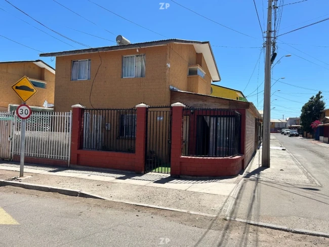 En venta Casa esquina de pasaje 4 Habitaciones