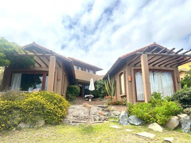 Se vende preciosa casa en exclusivo sector residencial Rosario de Peñuelas