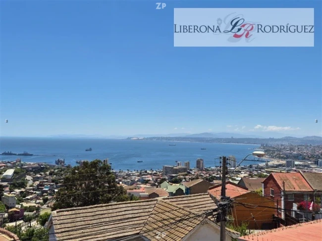 En venta Amplia e iluminada casa, de 2 pisos, con hermosa vista 