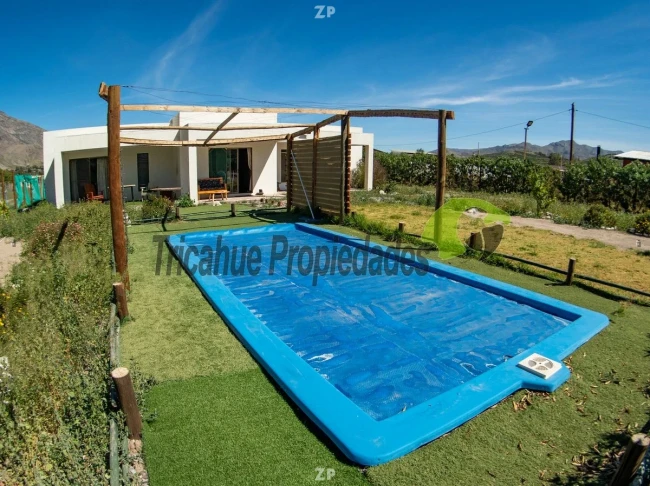 Venta de Parcela con hermosa casa estilo mediterráneo y piscina. Vicuña