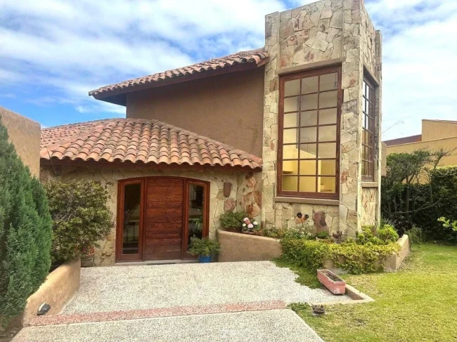 Se vende preciosa casa en exclusivo sector residencial Rosario de Peñuelas