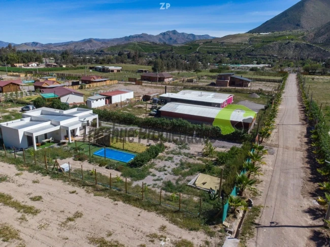 Venta de Parcela con hermosa casa estilo mediterráneo y piscina. Vicuña