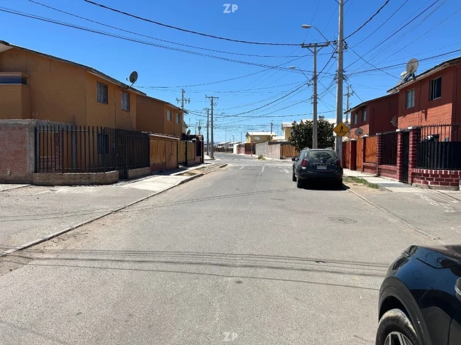En venta Casa esquina de pasaje 4 Habitaciones