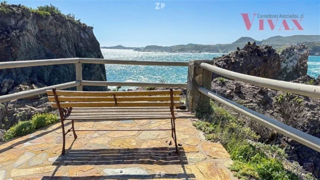 En venta Casa estilo provenzal con vista al mar y playa exclusiva Los Vilos