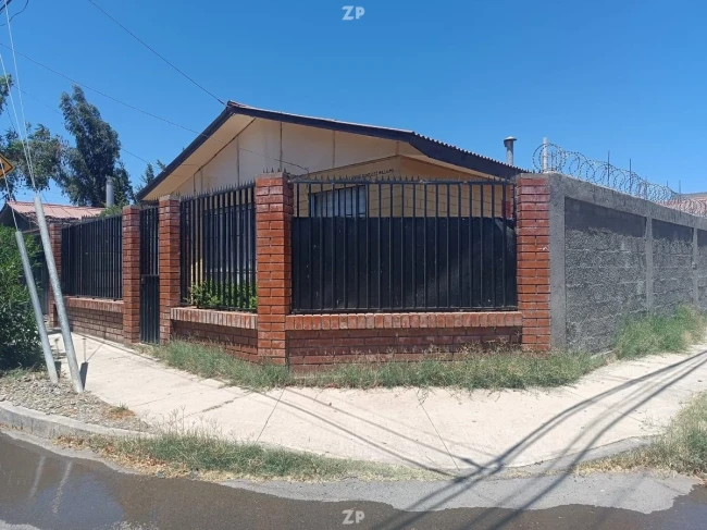 VENDEMOS SIN COMISIÓN!!  La casa está construida totalmente con material sólido