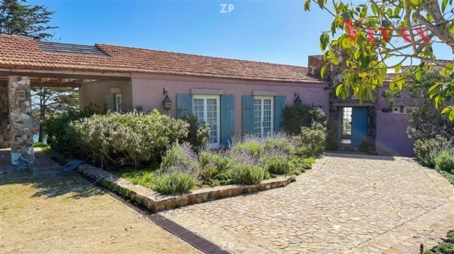 En venta Casa estilo provenzal con vista al mar y playa exclusiva Los Vilos