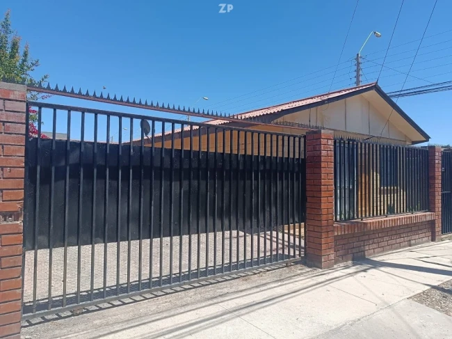 VENDEMOS SIN COMISIÓN!!  La casa está construida totalmente con material sólido