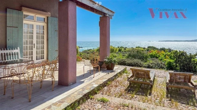 En venta Casa estilo provenzal con vista al mar y playa exclusiva Los Vilos