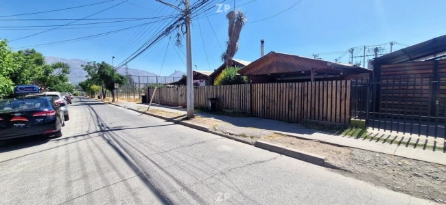 En venta casa aislada no pareada construida en sólida albañilería afinada