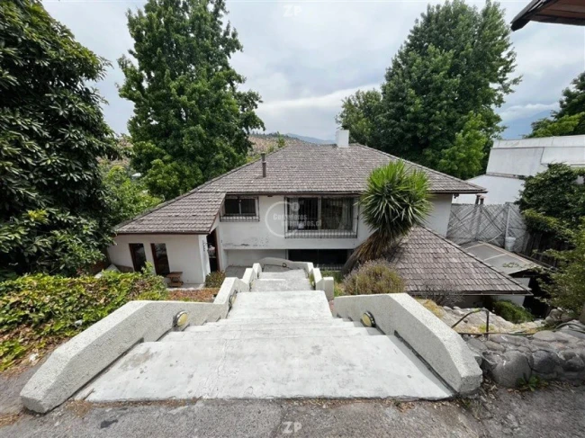 EN VENTA CASA PARA REMODELAR EN DESNIVE