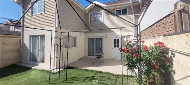 Se ofrece en venta esta amplia casa ubicada en el sector de Los Andes