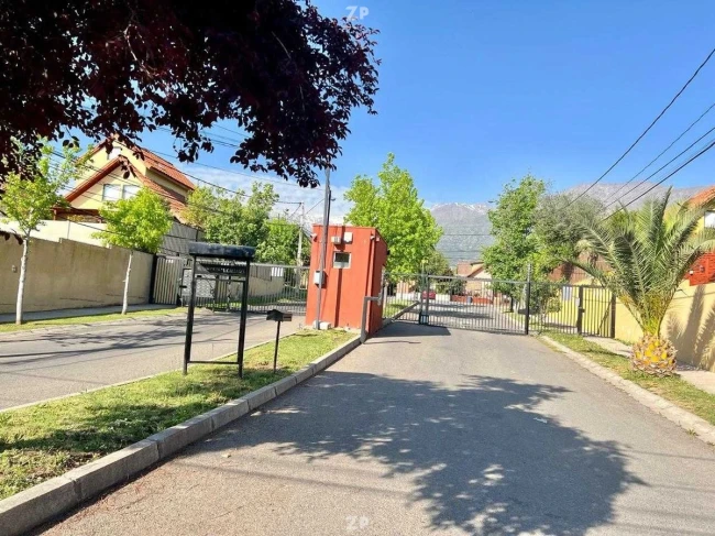 En venta espectacular casa con piscina en condominio