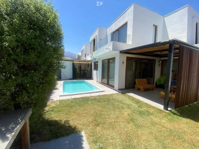 En venta Hermosa casa de 2 pisos estilo mediterráneo