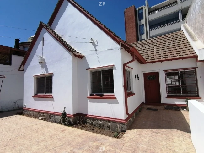 Se vende casa a pasos de Viana-Alvarez