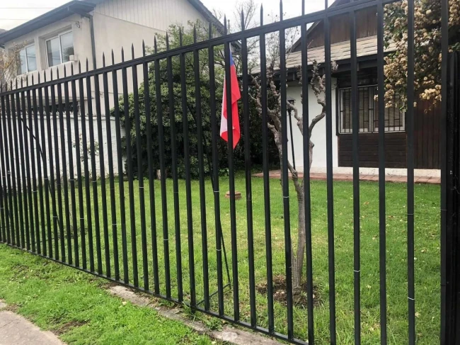 Se vende casa en gran terreno y excelente ubicación.