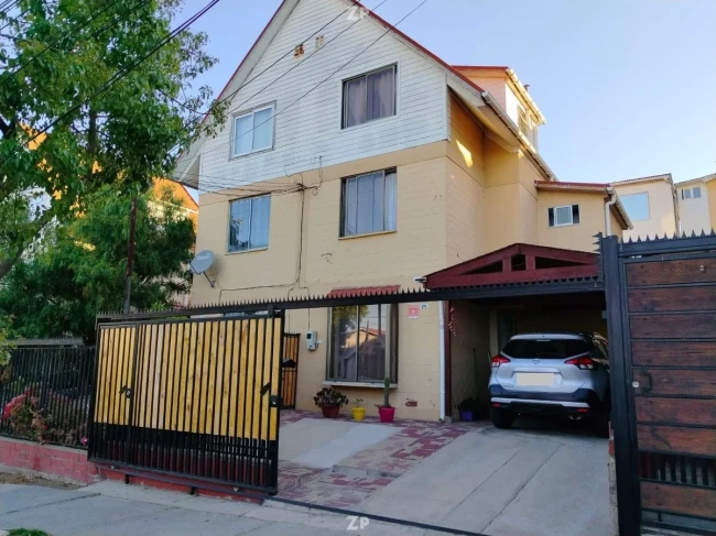 SE VENDE CASA DE 3 PISOS SEMIPAREADA, SECTOR LOS PINOS, QUILPUE