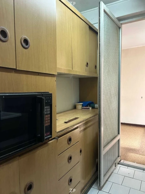 En venta propiedad de dos pisos ofrece 5 amplios dormitorios perfectos