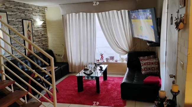 Se vende a través de corredora linda casa independiente