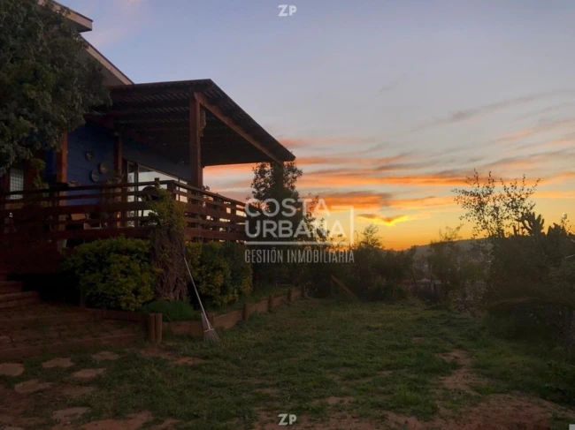 SE VENDE Soleada casa de diseño moderno