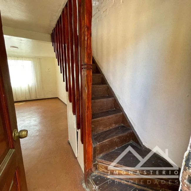 Se vende casa dos pisos, soleada