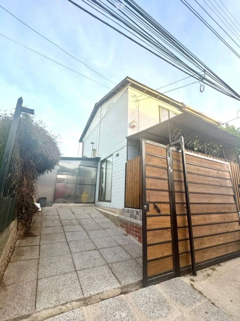 EN VENDE casa semi pareada de dos pisos